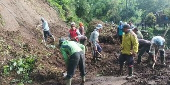 Diterjang Longsor, Akses Jalan ke Pura Giri Arjuno Terputus