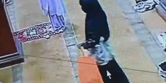 Perempuan Berjilbab Terekam Kamera CCTV Curi Tas Jemaah Masjid Jami Kota Malang