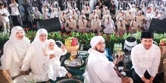 Syukuri HUT RI ke-80, Gubernur Jatim dan Ribuan Warga Jatim Larut Dalam Selawat Bersama Habib Syekh