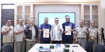Dukung Infrastruktur Listrik, Kantah Kabupaten Pasuruan Serahkan Sertifikat Tanah Tapak Tower PLN