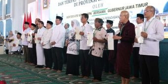 Kantah Kabupaten Pasuruan Serahkan 412 Sertifikat Tanah Wakaf dan Aset Pemerintah
