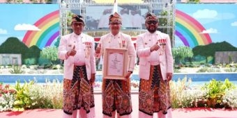 Aries Agung Paewai Terima Lencana Emas Hakaryo Guno Mamayu Bawono 2025 Kota Batu
