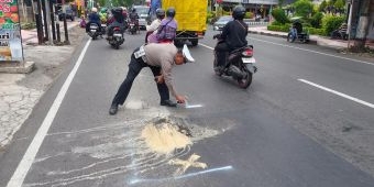 Antisipasi Kecelakaan, Satlantas Polres Blitar Kota Petakan Jalan Berlubang