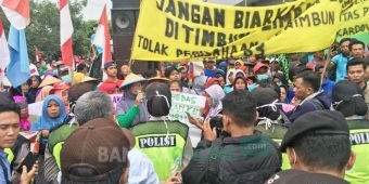 Tuntut Angkat Timbunan Limbah, Pabrik Pengolahan Limbah B3 PT PRIA Didemo Warga