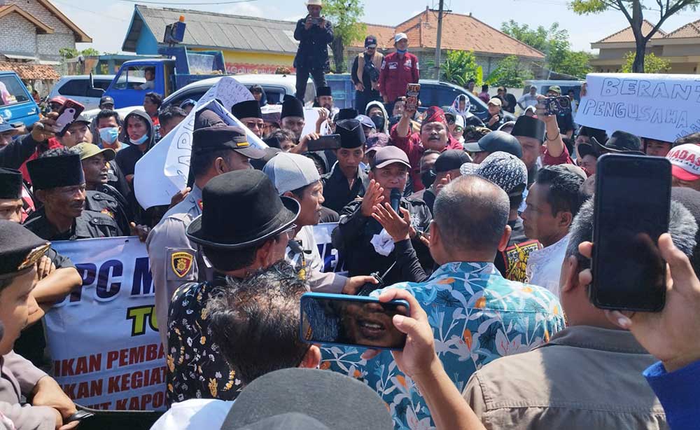Puluhan anggota Ormas Madas saat demo di depan PT Budiono, Desa Ambat, Kecamatan Tlanakan, Pamekasan.