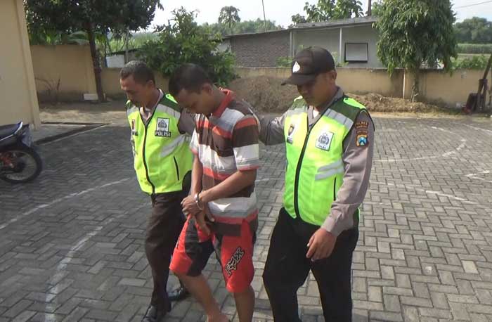 Tersangka saat digelandang ke Mapolsek Ngusikan. foto: RONY S/ BANGSAONLINE