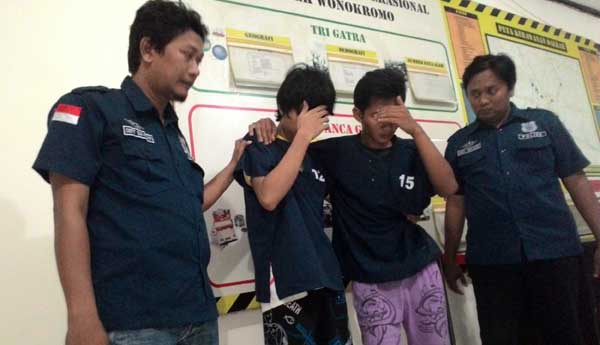 Kedua pelaku jambret. Salah satunya ditembak oleh polisi. foto: ekoyono/ BANGSAONLINE