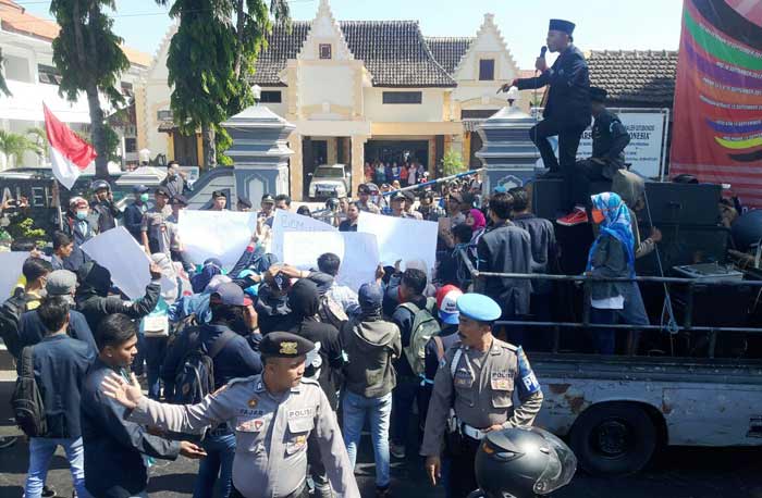 Mahasiswa UNARS Saat menggelar demo di depan kampusnya. foto: MURSIDI/ BANGSAONLINE