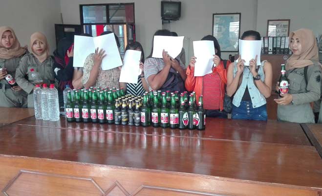 Pramusaji dan miras saat diamankan di kantor Satpol PP. foto: SYUHUD/ BANGSAONLINE