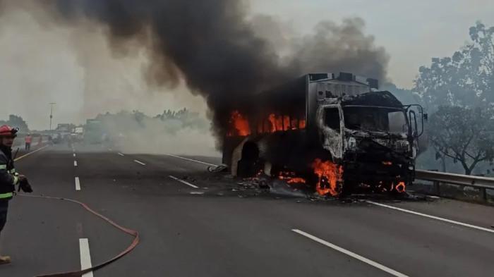 Truk Pengangkut Paket Terbakar Di Tol Cipali KM 87, Foto: Humas Tol Cipali