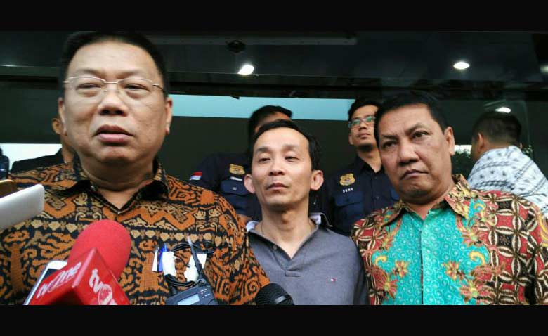 Yudi Wibowo Sukinto, Ahli Patologi Forensik Profesor Beng Beng Ong, dan Hidayat Bostam, seusai Ong diperiksa pihak Imigrasi Jakarta Pusat, Selasa (6/9).