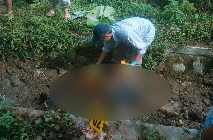  Korban saat diidentifikasi. foto: SOFFAN/ BANGSAONLINE