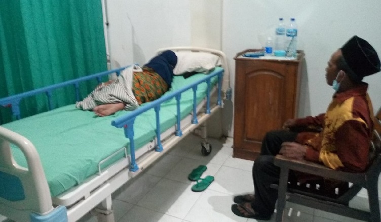 Warga mendapatkan perawatan di Puskesmas Kesamben