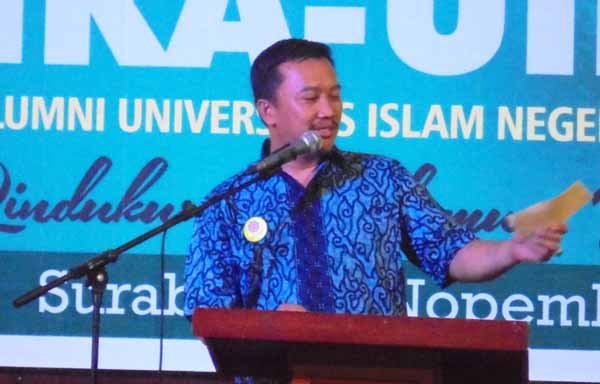 Menpora Imam Nahrawi memberikan sambutan dalam pengukuhan IKA - UINSA. foto: devi fitri afriyanti/BANGSAONLINE