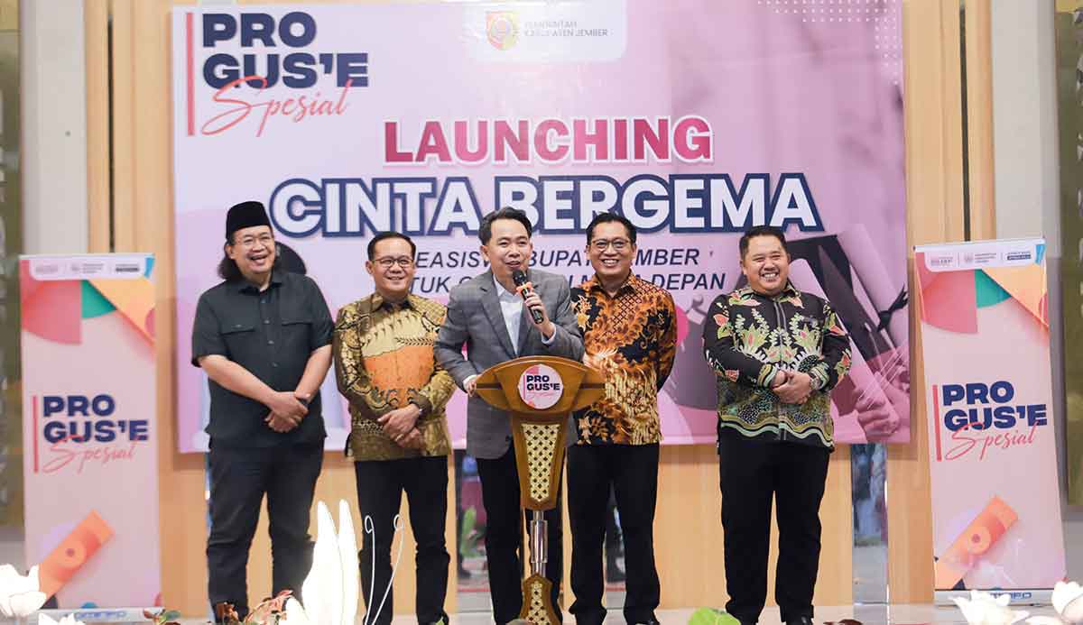 Konferensi pers terkait beasiswa di Jember.