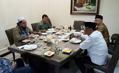 Wakil Presiden Jusuf Kalla, bersama Gus Solah, KH Hasyim Muzadi dan KHR Ahmad Azaim Ibrahimy saat makan siang bersama usai bertemu di Istana Wakil Presiden. foto: BANGSAONLINE