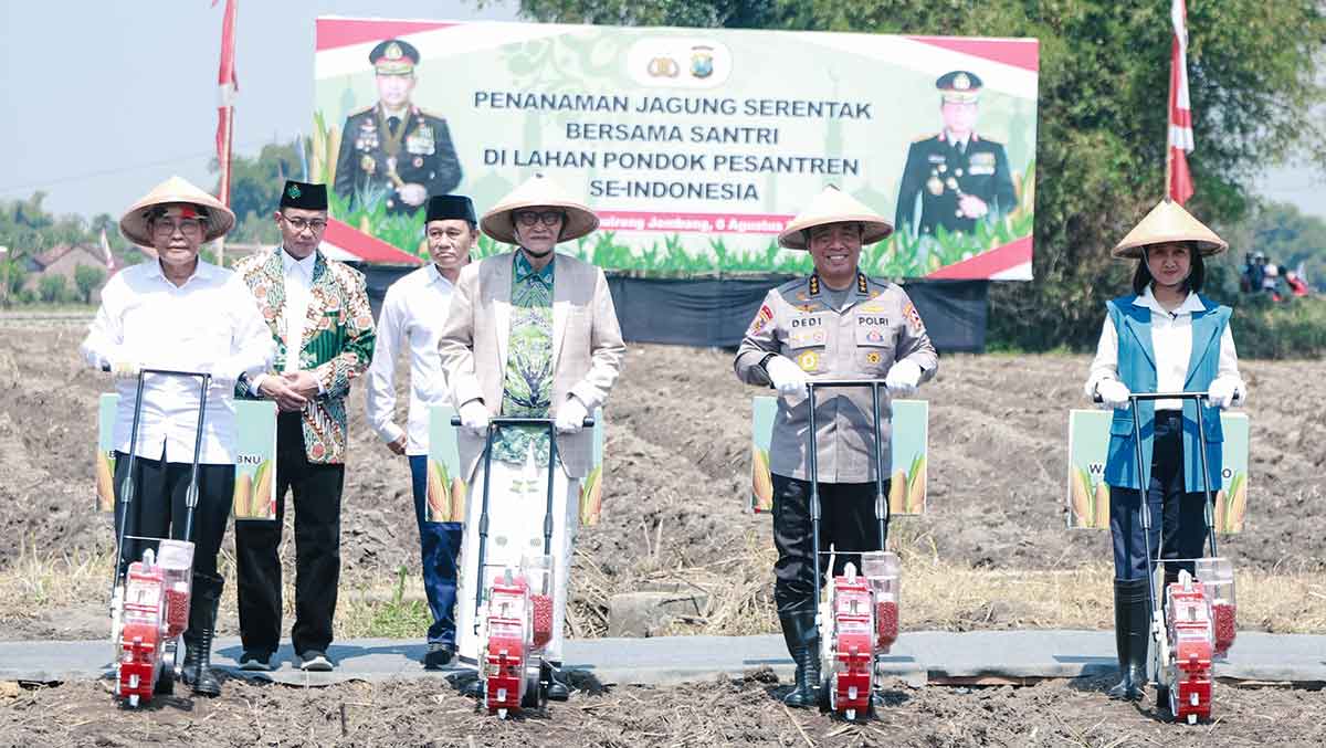 Wakapolri, Komjen Pol Dedi Prasetyo, saat tanam jagung di Ponpes Tebuireng, Jombang.