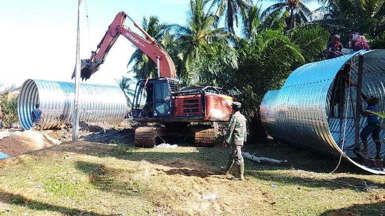 Proses pembangunan jembatan di Aceh hasil donasi konser DA7 di Pamekasan