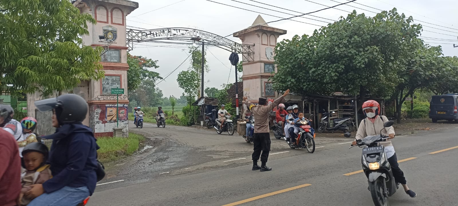 Salah satu personel jajaran Polres Ngawi saat bertugas di persimpangan jalan