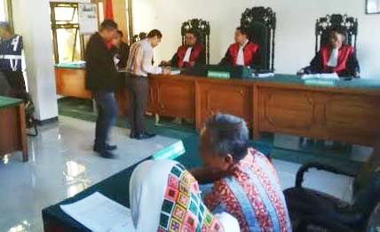 SIDANG PERDANA: Sidang perdana gugatan terkait tak dicantumkan nama dalam DPT Pilkada Banyuwangi, Rabu (18/11). foto: detik