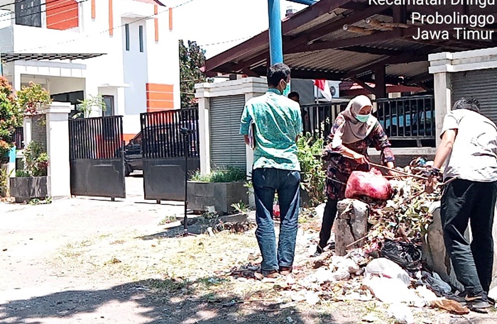 Diduga Dibakar, KPK Sampai Gali Tumpukan Sampah di Depan Kantor Dinas Peternakan Probolinggo