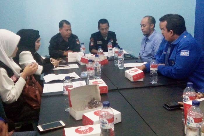 Deby Kurniawan Ketua DPC Partai Demokrat Lamongan (baju abu-abu) saat menerima tim verifikasi KPU setempat.
