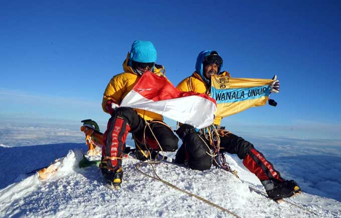 Yasak dan Roby saat berada di puncak Gunung Denali. foto: ist