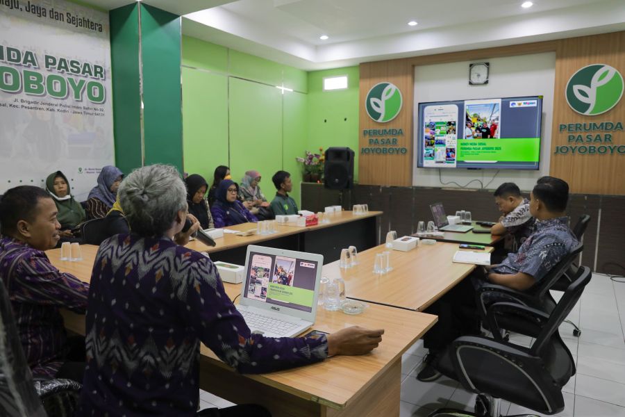 Perumda Pasar Joyoboyo saat menggelar kegiatan Monev dan Bimtek Media Sosial bersama Dinas Kominfo Kota Kediri