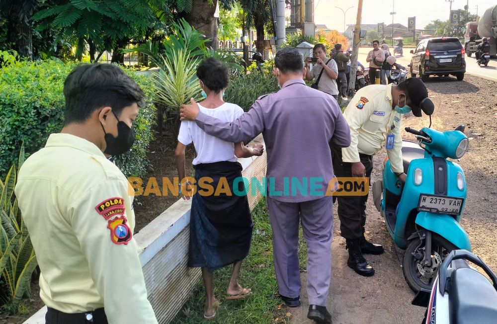 Pasien bernama Abdul Karim saat dijemput oleh petugas. Foto: M Andy Fachrudin/BANGSAONLINE