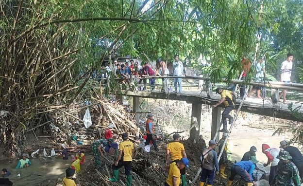 Kerja bakti pembangunan jembatan darurat yang dilakukan Polsek Bluluk bersama koramil, pemdes dan warga