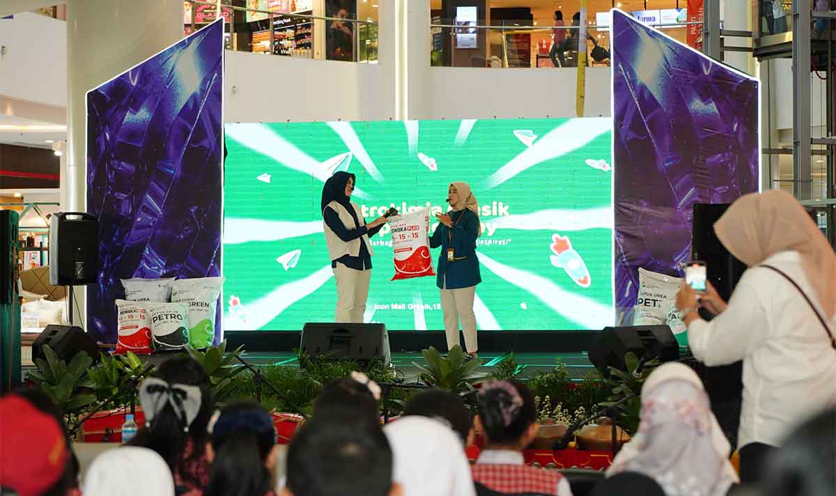 Insan Petrokimia Gresik saat mengenalkan produk pupuk kepada siswa SD. Foto: Ist