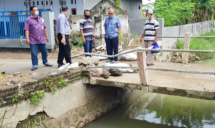 Anggota DPRD Jatim, Dr. H Kuswanto meninjau lokasi sumber banjir di Desa Jasem, Kecamatan Ngoro, Kabupaten Mojokerto. foto: istimewa