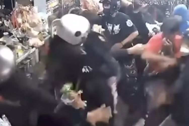 Tangkapan layar detik-detik gerombolan pemuda melakukan pemukulan kepada pembeli di warung di Kelurahan Mangli
