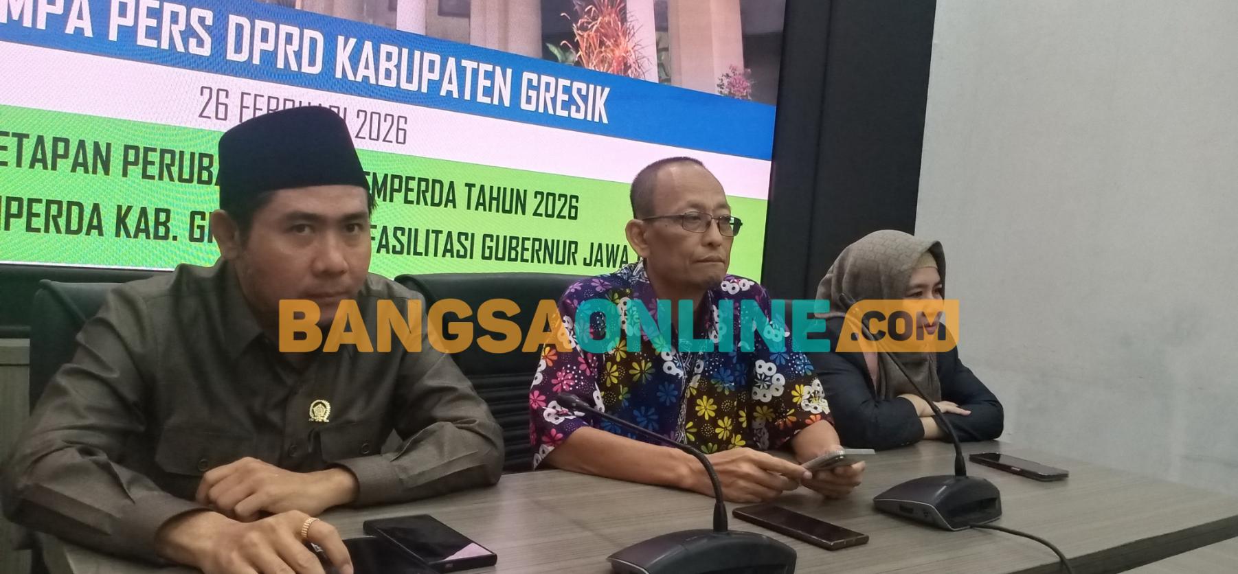 (dari kiri)Wakil Ketua DPRD Gresik Lutfi Dhawam, Ahmad Nurhamim dan Sekretaris Komisi I Elvita Vetty saat memberikan keterangan pers. foto: Syuhud/BANGSAONLINE