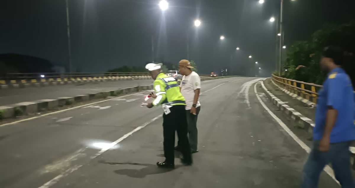 Petugas saat olah TKP kecelakaan di Jalan Raya Beringin Bendo, Sidoarjo.
