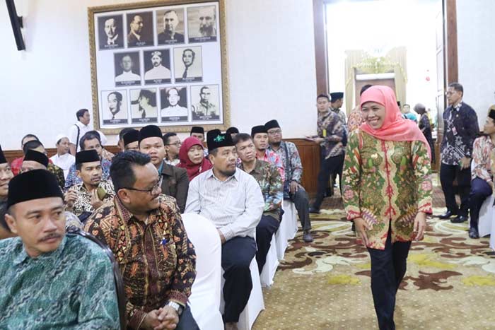 Gubernur Jatim, Khofifah Indar Parawansa menginisiasi Kesepakatan Bersama (KSB) sekaligus Perjanjian Kerja Sama (PKS) dengan Perguruan Tinggi Negeri/Swasta Keagamaan Islam dan Ma’had Alyserta Kopertais IV wilayah Surabaya. foto: ist