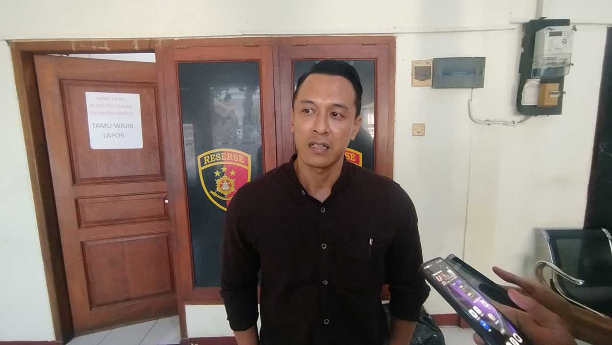 Kuasa hukum TITD Kelenteng Kwan Sing Bio, Nang Engki Anom Suseno, saat memberi keterangan kepada awak media.