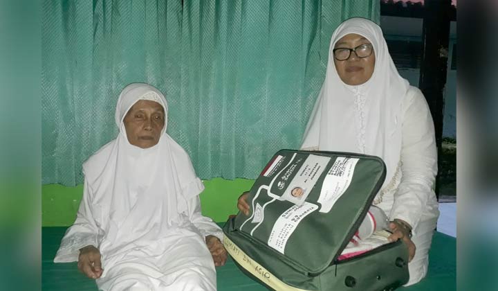 Sumiati saat mempersiapkan diri untuk keberangkatannya menuju tanah suci didampingi putri keduanya. foto: ist