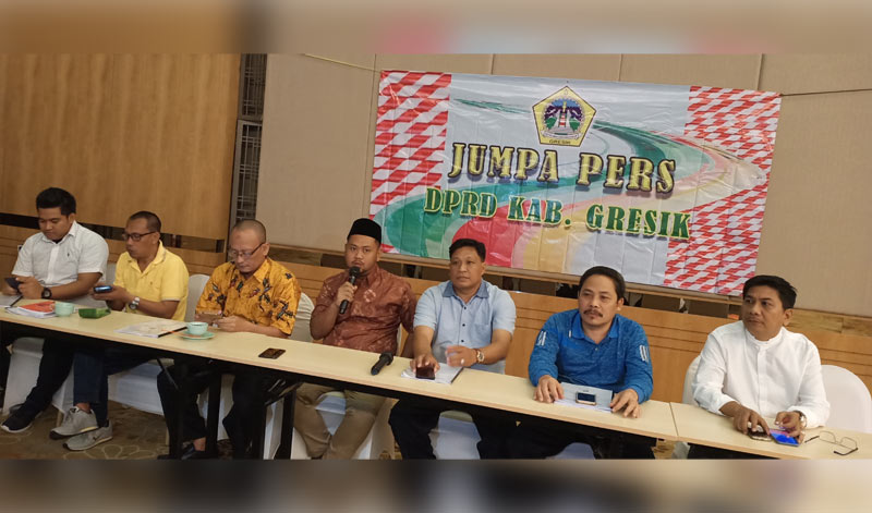 Pimpinan DPRD Gresik dan pimpinan AKD memberikan keterangan pers, Ahad (27/10). foto: SYUHUD/ BANGSAONLINE
