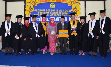 Bupati Magetan Sumantri bersama ibu Nanik Sumantri berfoto bersama di Unmer Malang. (Nanang Ari/BANGSAONLINE)