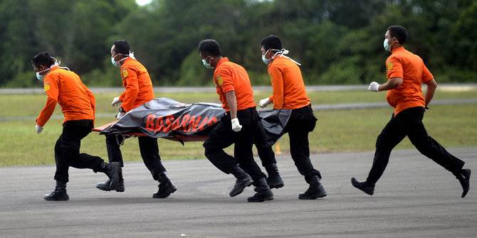 Evakuasi korban AirAsia oleh Basarnas. foto: merdeka.com