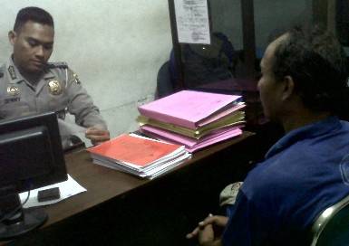 PEMERIKSAAN – Sopir Bus Sumber Selamat Agus Indrianto saat menjalani pemeriksaan di Mapolres Sidoarjo, Sabtu (2/8/2014). Foto : nanang ikhwan/BangsaOnline