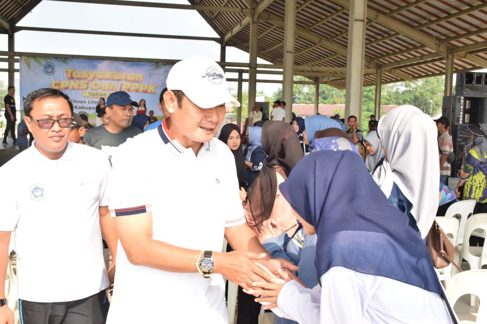 Bupati  Yuhronur Efendi saat menghadiri Tasyakuran CPNS dan PPPK Dinas Lingkungan Hidup Kabupaten Lamongan