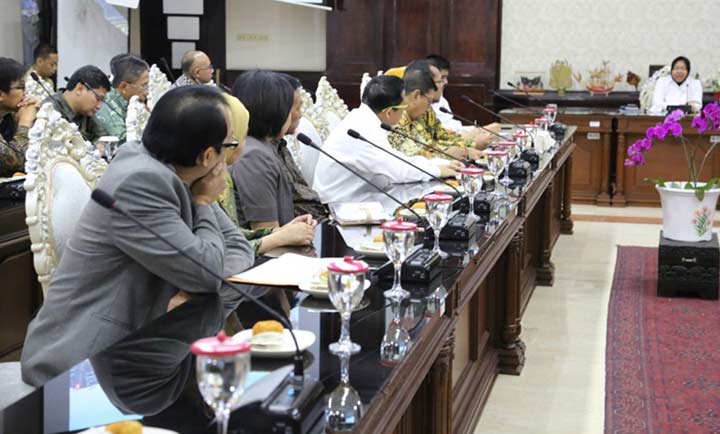Hadapi Pasar Bebas 2020, Risma Persiapkan BUMD Surabaya