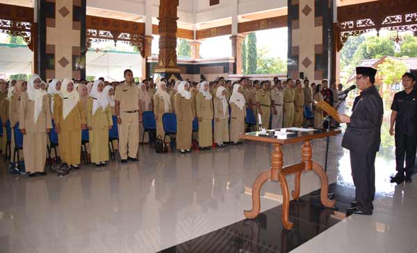Bupati Tuban, H. Fathul Huda saat memimpin acara sumpah atau janji PNS di Pendopo Krido Manunggal. (foto: suwandi/BANGSAONLINE)