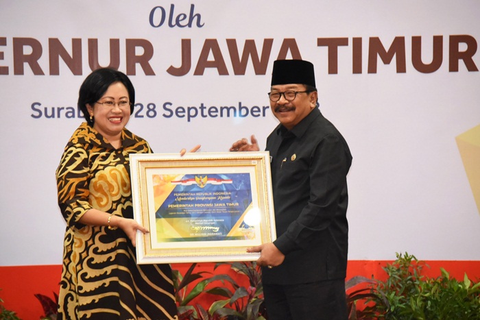 Gubernur Jatim menerima penghargaan atas keberhasilannya menyusun dan menyajikan laporan keuangan thn 2017 dengam capaian opini WTP.