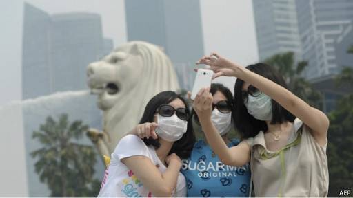 ?Turis di Singapura terpaksa memakai masker, karena kabut asap. foto:reprobbc 
