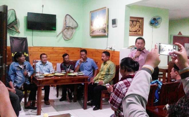 BAHAS PENDIDIKAN: Suasana diskusi yang digelar JSS di depot Warung Darjo (WD) Perum Taman Tiara, Sidoarjo, Sabtu (23/7) malam. foto: MUSTAIN/ BANGSAONLINE