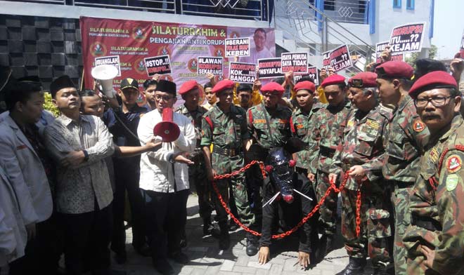 TEATRIKAL TANGKAP KORUPTOR: Ketua Umum PP Pemuda Muhammadiyah Dahnil Anzar Simanjuntak berorasi saat teatrikal Antikorupsi, usai Silaturahim dan Pengajian Antikorupsi, di Aula SMAMDA, Jalan Majapahit Sidoarjo, Sabtu (30/7).  foto: MUSTAIN/ BANGSAONLINE