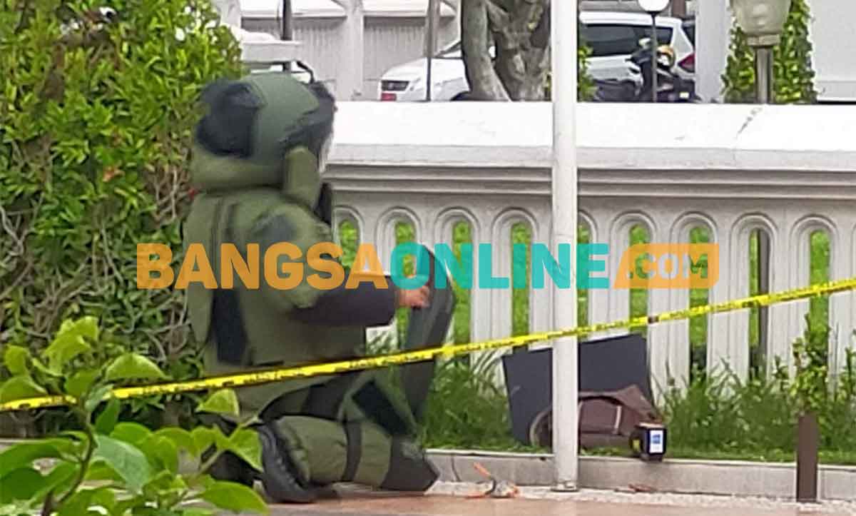 Tim Jibom Gegana Brimob Polda Jatim saat mengevakuasi tas yang mencurigakan di depan Balai Kota Kediri. Foto: MUJI HARJITA/ BANGSAONLINE